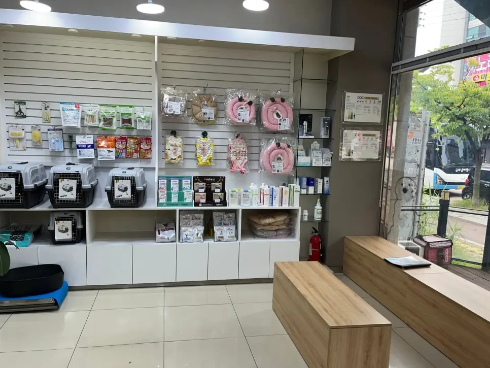 대기 공간과 용품 진열대입니다